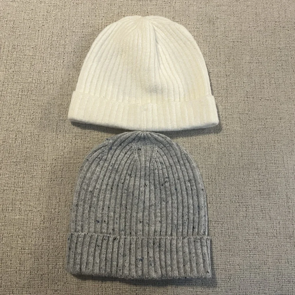 2 Lands'‎ End Gray Cream Thin Rib Knit Winter Hats Beanies Women's Sz S/M